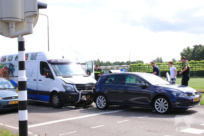 Bestelbus ramt lesauto bij stoplicht