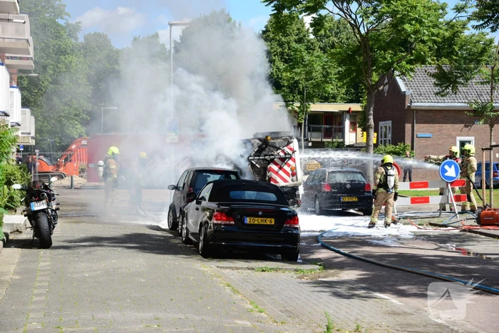 Brandende veegmachine lastig te bestrijden