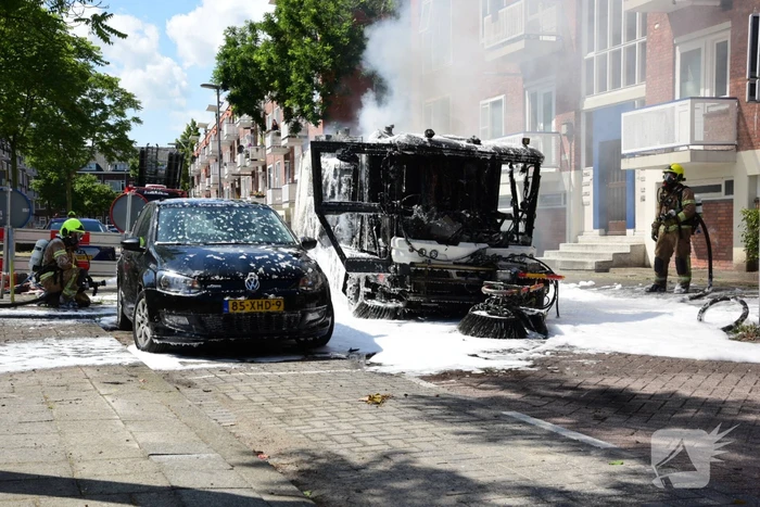 Brandende veegmachine lastig te bestrijden