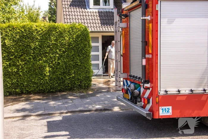 Bewoner voorkomt brand in coniferenhaag