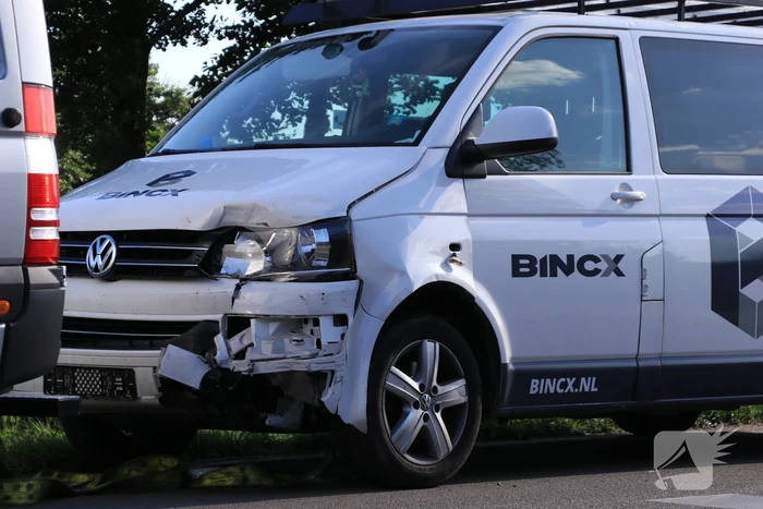 Aanrijding tussen auto en bus