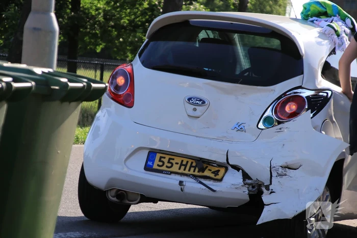 Aanrijding tussen auto en bus