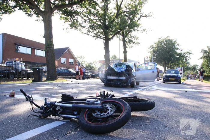 Brommerrijder gewond na aanrijding met auto