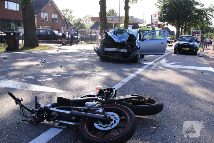 Brommerrijder gewond na aanrijding met auto