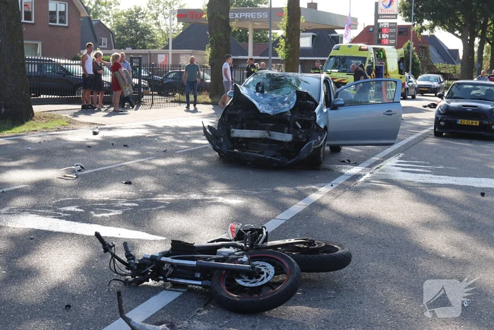 Brommerrijder gewond na aanrijding met auto