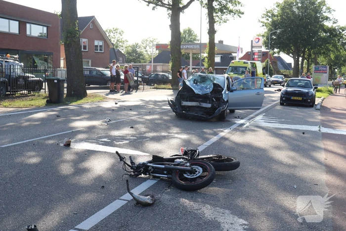 Brommerrijder gewond na aanrijding met auto