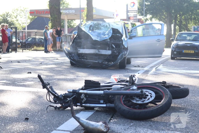 Brommerrijder gewond na aanrijding met auto