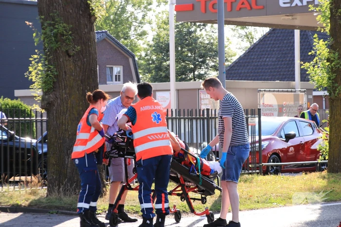 Brommerrijder gewond na aanrijding met auto