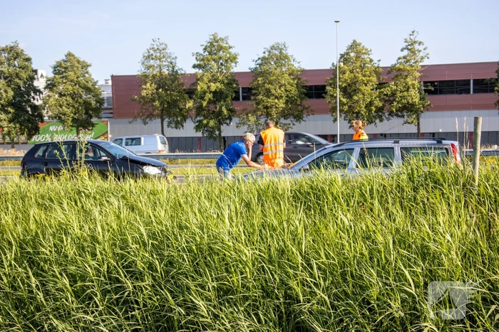 Auto achterstevoren op A1 na botsing