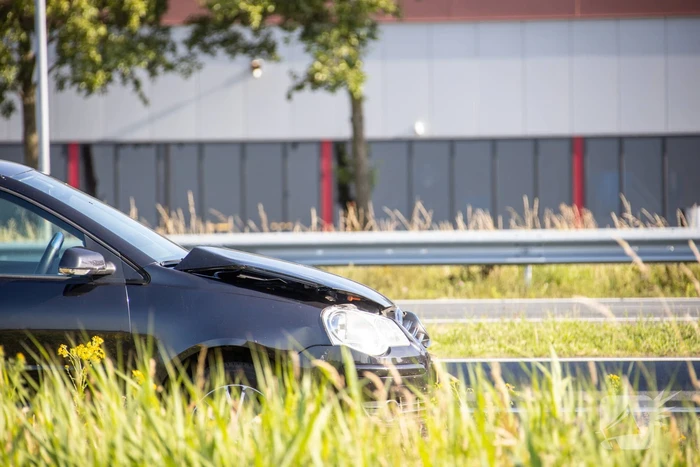 Auto achterstevoren op A1 na botsing