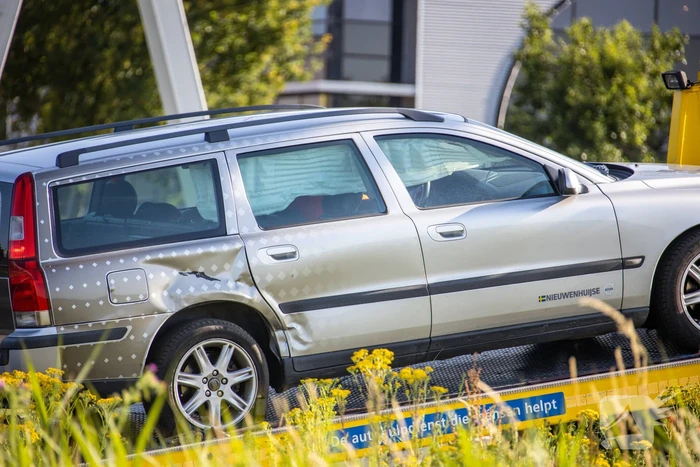 Auto achterstevoren op A1 na botsing