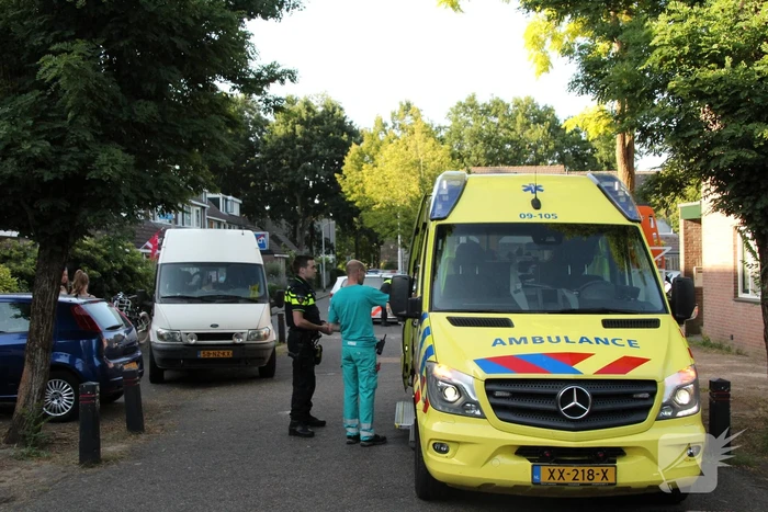 Jonge dame knalt op verkeerd geparkeerde bestelbus
