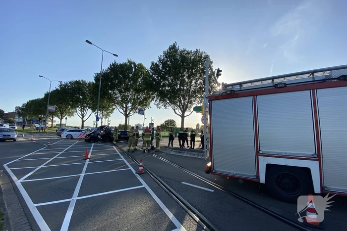 Auto schuift onder andere auto bij aanrijding