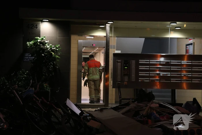 Man gooit deel van inboedel naar beneden