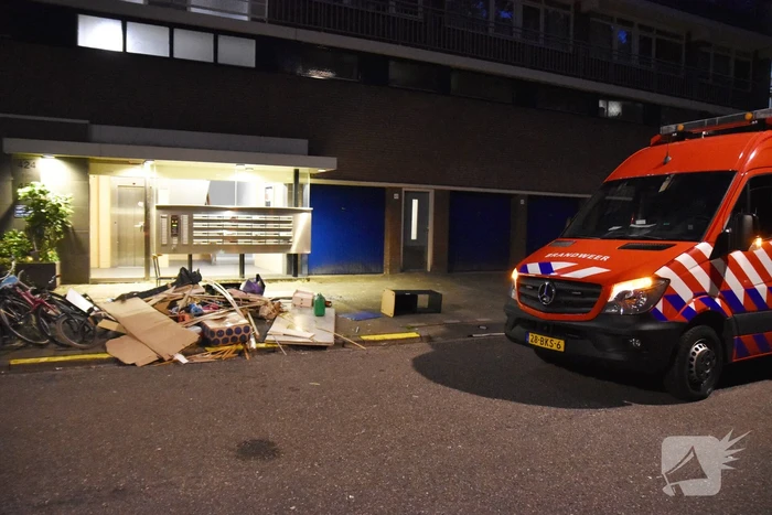 Man gooit deel van inboedel naar beneden
