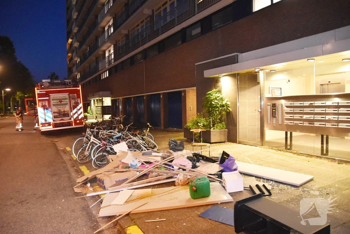 Man gooit deel van inboedel naar beneden