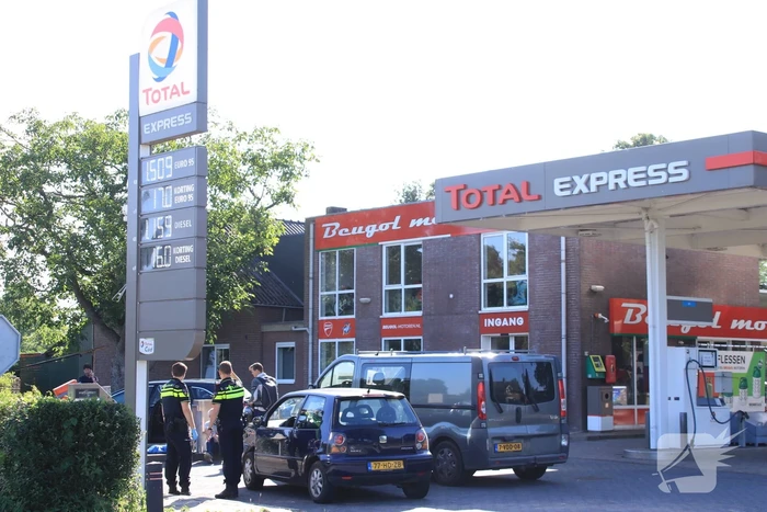 Personenwagen botst achterop bestelbus