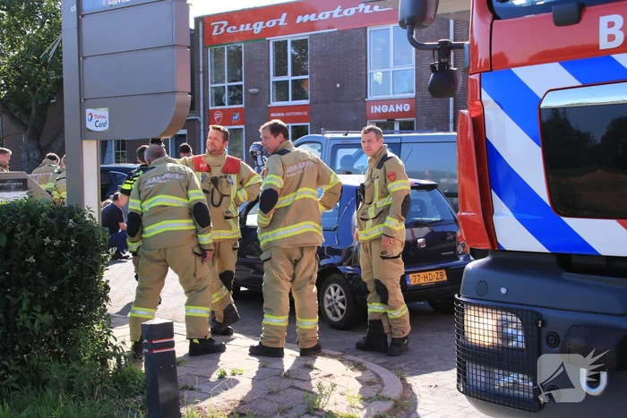 Personenwagen botst achterop bestelbus