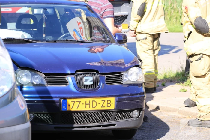 Personenwagen botst achterop bestelbus