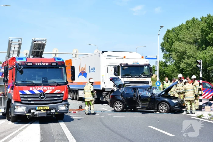 Meerdere voertuigen botsen op kruising