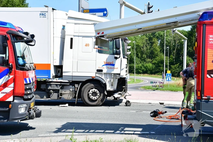 Meerdere voertuigen botsen op kruising