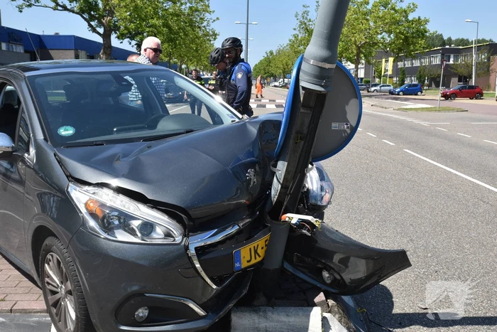 Automobilist klapt vol op lichtmast in Schiehart
