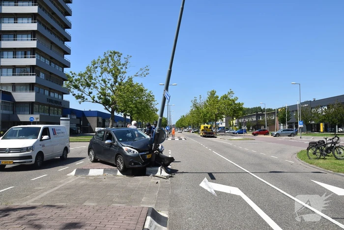 Automobilist klapt vol op lichtmast in Schiehart