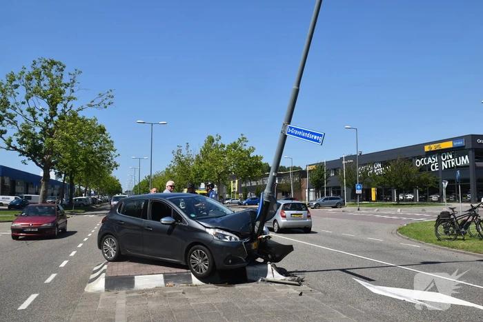 Automobilist klapt vol op lichtmast in Schiehart