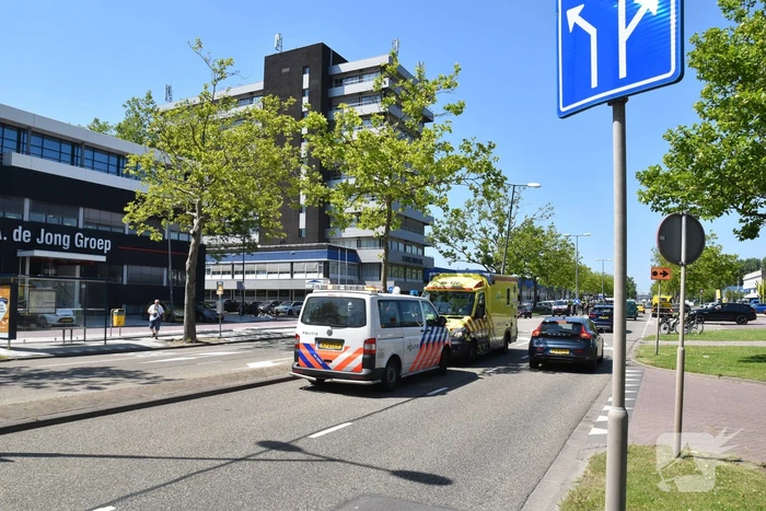 Automobilist klapt vol op lichtmast in Schiehart