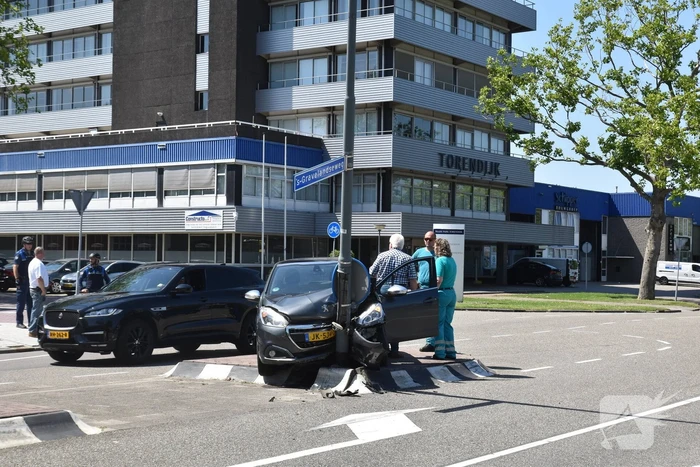 Automobilist klapt vol op lichtmast in Schiehart