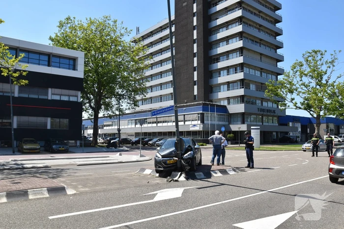 Automobilist klapt vol op lichtmast in Schiehart