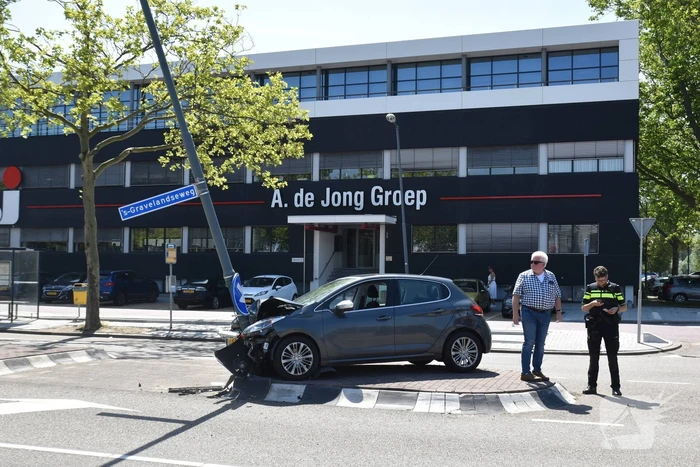 Automobilist klapt vol op lichtmast in Schiehart
