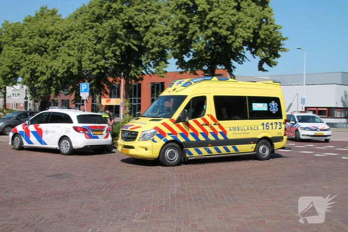 Vrouw op scooter aangereden door bestelbus