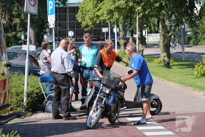 Vrouw op scooter aangereden door bestelbus