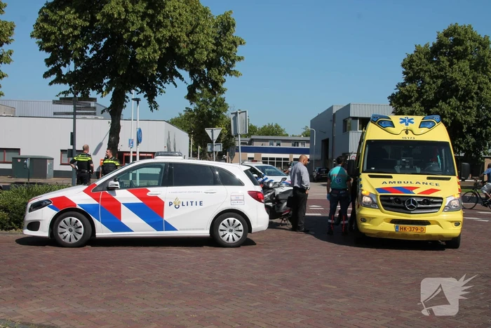 Vrouw op scooter aangereden door bestelbus