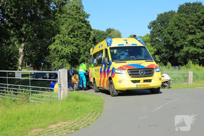 Twee scooterrijders gewond na botsing