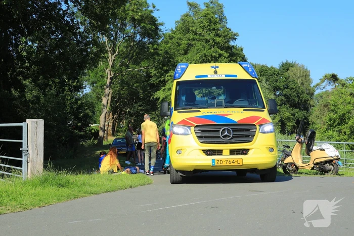 Twee scooterrijders gewond na botsing