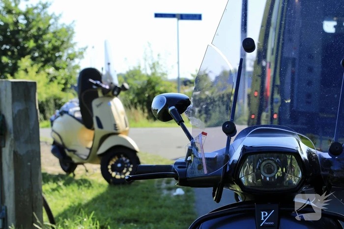 Twee scooterrijders gewond na botsing