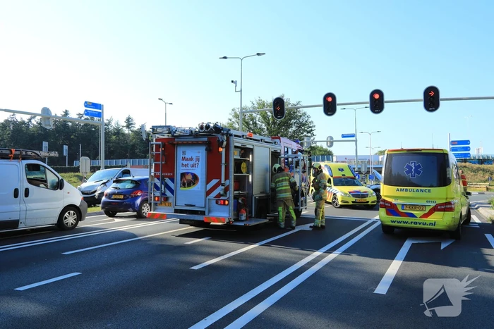 Bestelbus en auto botsen op kruising