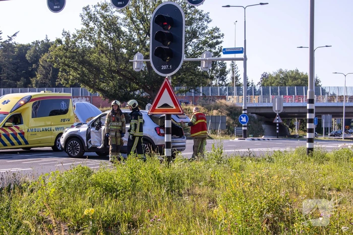 Bestelbus en auto botsen op kruising