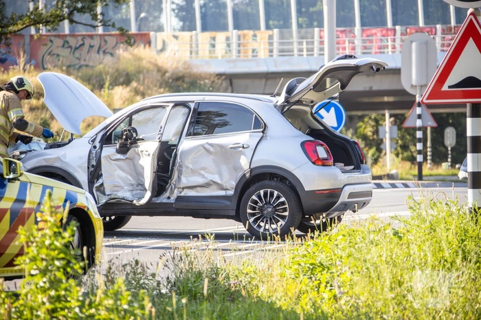 Bestelbus en auto botsen op kruising