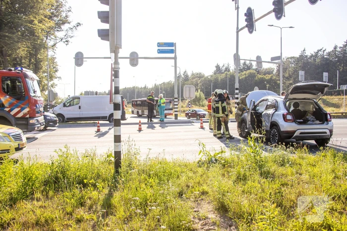 Bestelbus en auto botsen op kruising