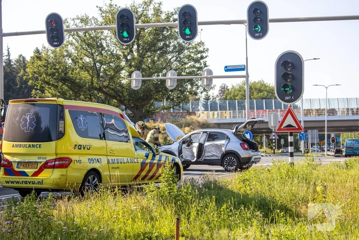 Bestelbus en auto botsen op kruising