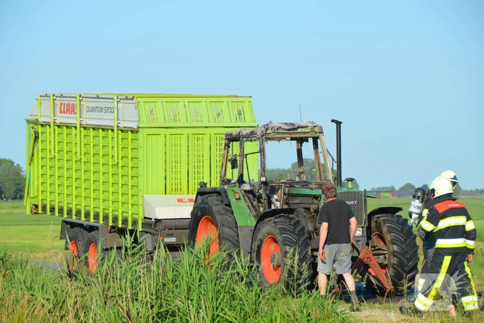 Trekker brandt uit tijdens hooibouw
