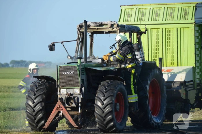 Trekker brandt uit tijdens hooibouw