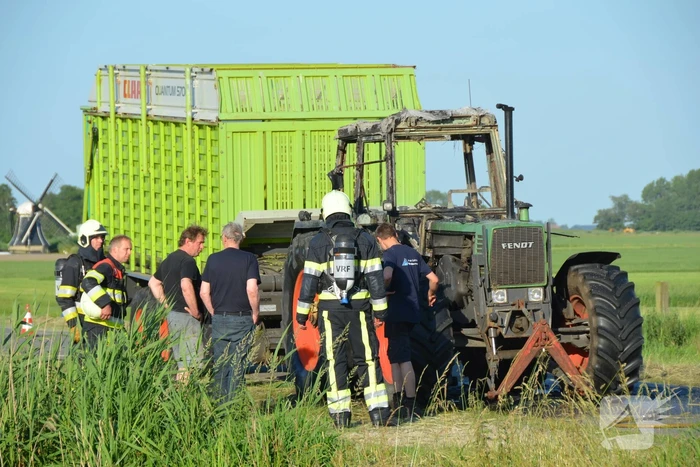 Trekker brandt uit tijdens hooibouw