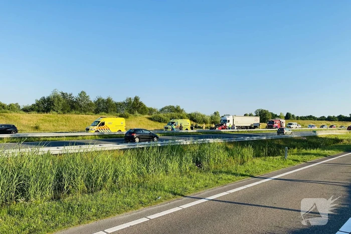 Auto belandt op zijn kop op snelweg