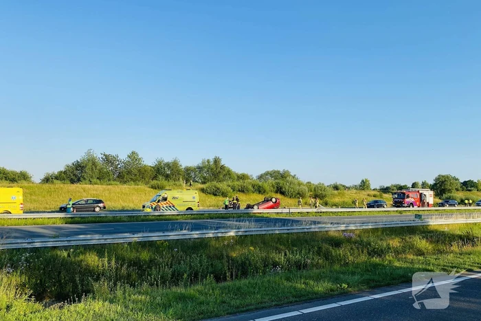 Auto belandt op zijn kop op snelweg