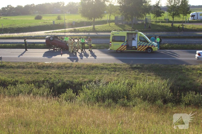 Auto belandt op zijn kop op snelweg