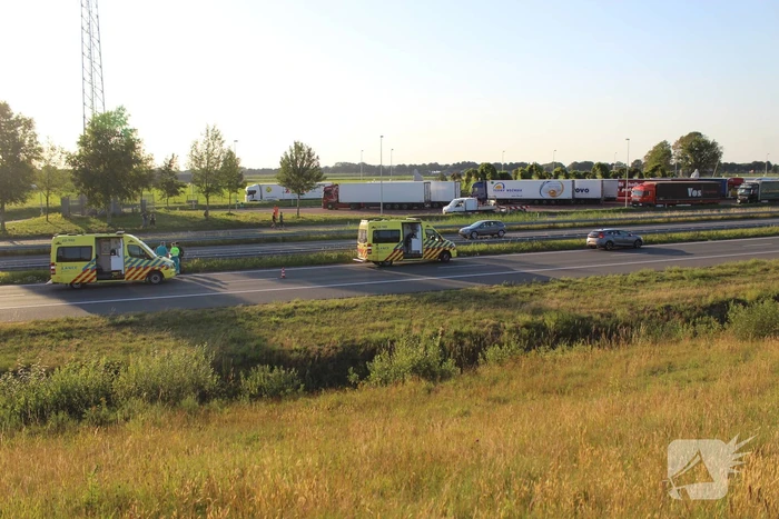 Auto belandt op zijn kop op snelweg